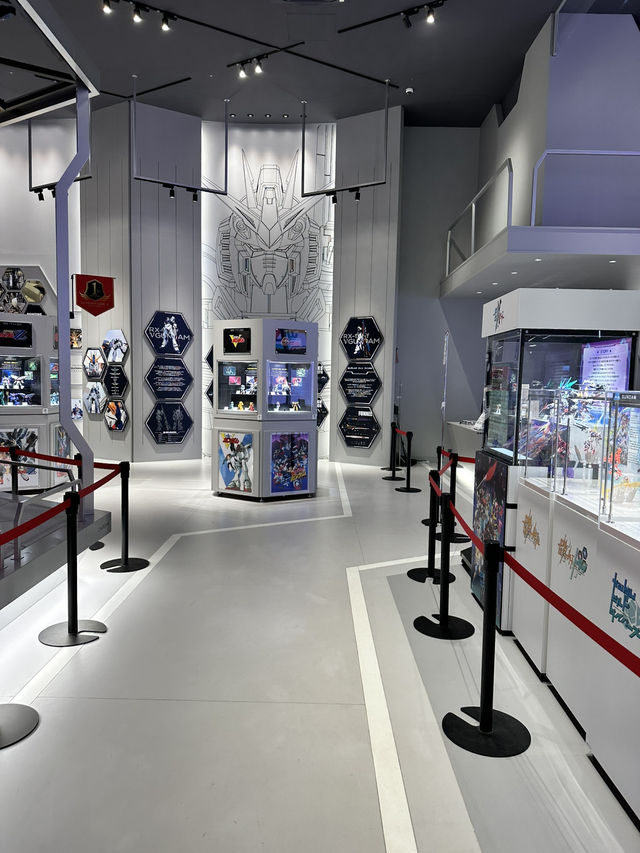 実物大のガンダム！毎時間動く演出！	ショップではここだけ限定商品も・・