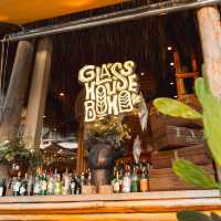 ร้านอาหารบรรยากาศดีริมทะเล มีต้นคริสมาสต์ต้นใหญ่