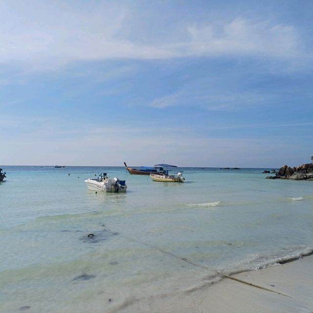 泰國麗貝島絕美海灘景點:Daya Beach，果凍玻璃海，適合拍照📸打卡游泳