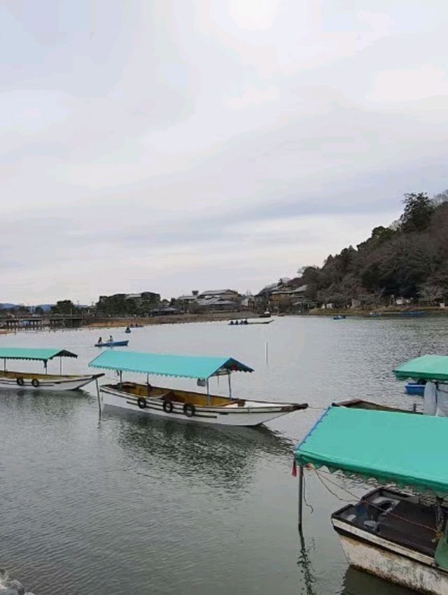 京都嵐山乘坐〔保津川遊船〕暢遊自然美景
