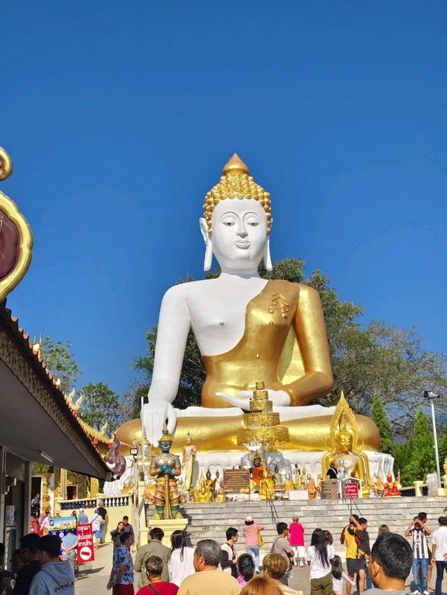 วันพักผ่อนไหว้พระขอพรหลวงพ่อทันใจพระธาตุดอยคำ