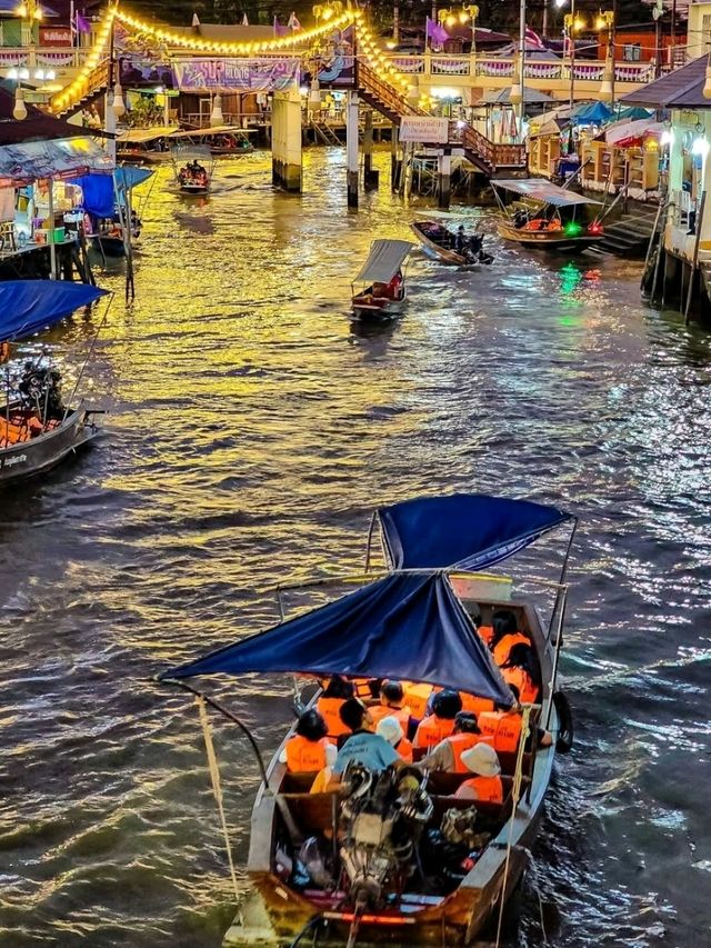 เที่ยวตลาดน้ำยามค่ำคืน