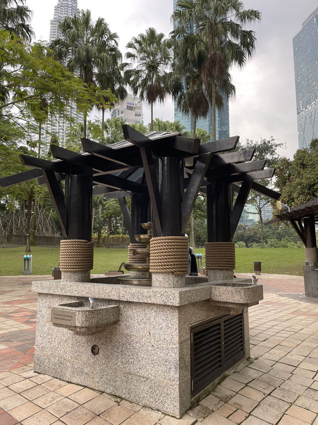 A STUNNUNG SYMPHONY FOUNTAIN LIGHT UP AT NIGHT IN KLCC PARK
