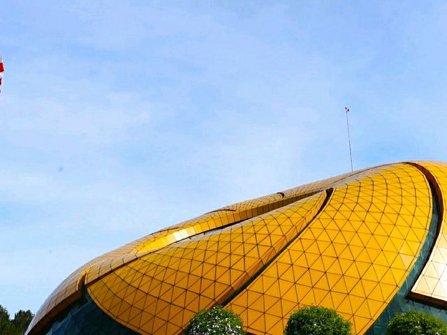 BEAUTIFUL MODERN GLASS BUILDING.