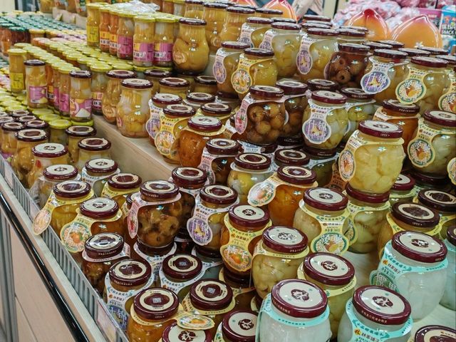 Exploring Barkhor Street: A Lively Market and an Unforgettable Photo Shoot