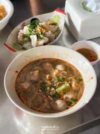 แซว ก๋วยเตี๋ยวริมทางคนแน่นย่านทองหล่อ