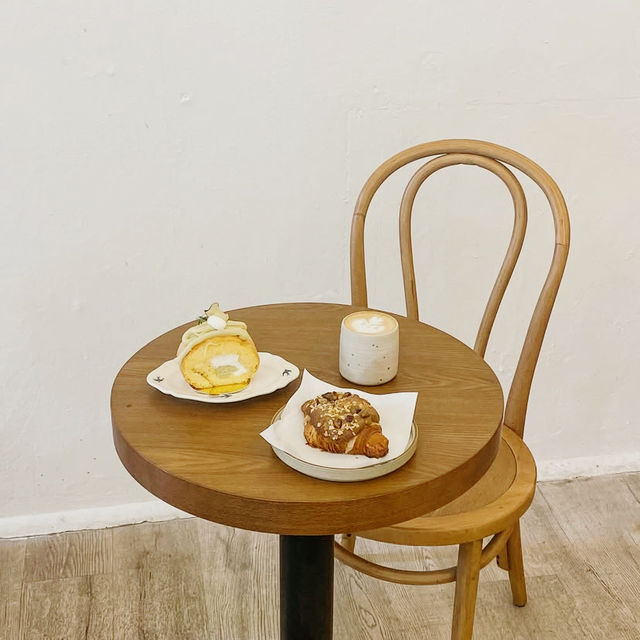 Effortless Charm at Simple Cafe