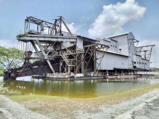 🚂✨ Tanjung Tualang Tin Dredge No. 5: A Rusty Giant of Malaysia’s Tin Boom Era ✨