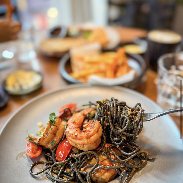 The Cupping Room (多處分店，但尋找較小的分店)