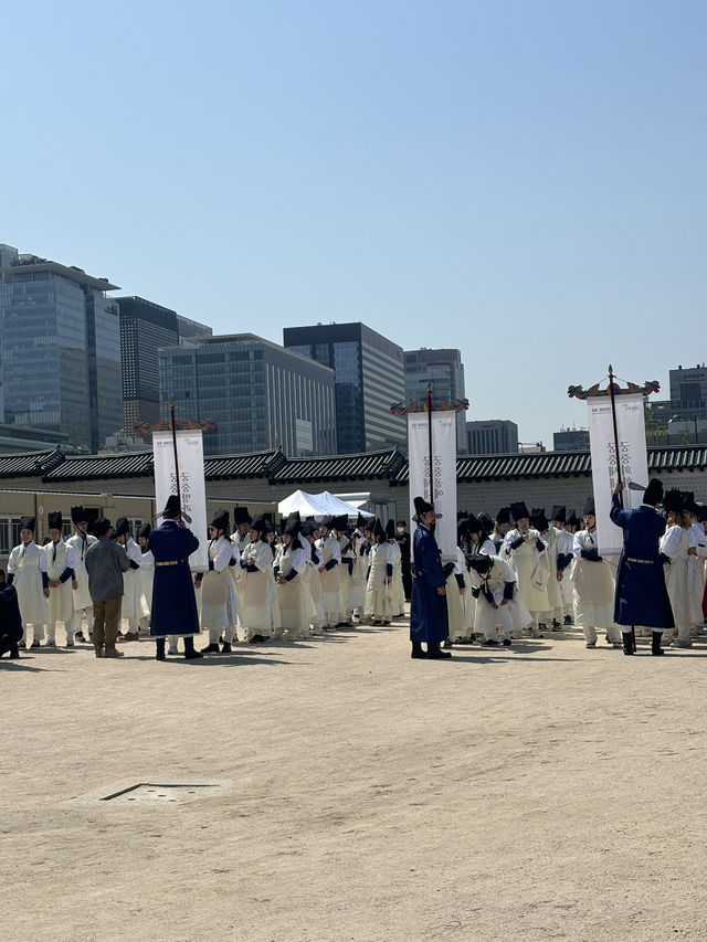 Wearing Hanbok Walk Around Gyeongbokgung Palace😍