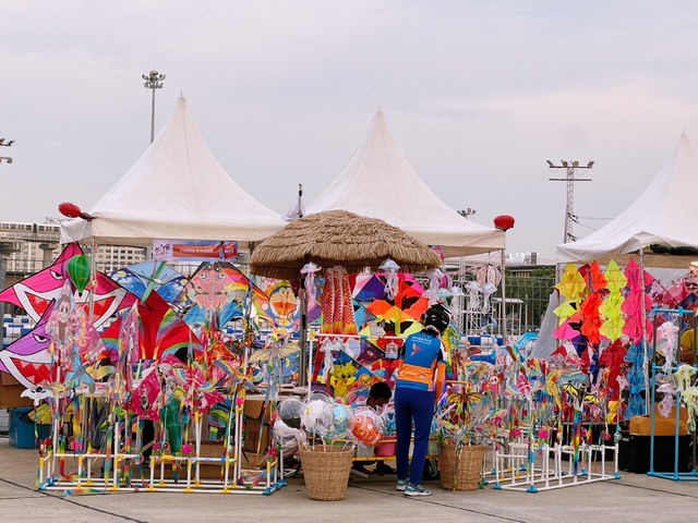 Kite on the Lake ทะเลสาบเมืองทอง