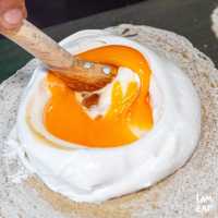 ขนมเบื้องแผ่นยักษ์ตอกไข่ในตำนานกว่า70ปี