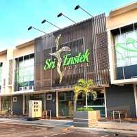  "Sri Estek Hotel Sepang: Your Budget-Friendly Gateway Near KLIA."