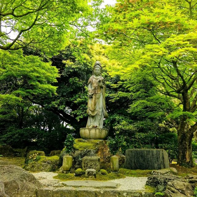 Yuushien Garden: A Blossoming Escape