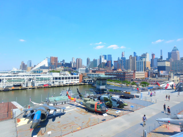 NYど真ん中に現れる航空母艦の正体は！？