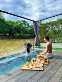 ที่พักริมน้ำกาญจนบุรี พักบนแพสุดเก๋ กลางธรรมชาติ