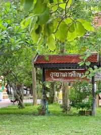 แวะสักการะ •ท้าวเวสสุวรรณ• แห่งวัดลาดบัวขาว