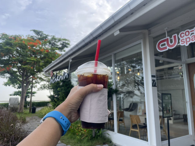 ร้านกาแฟติดทะเล