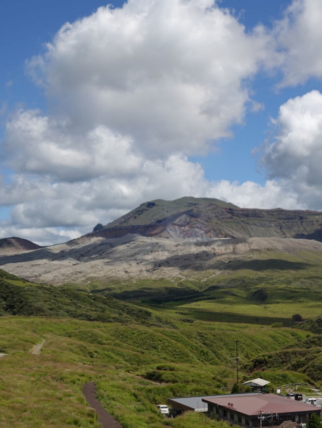🌋 阿蘇 – 大地の息吹を感じる熊本の絶景スポット