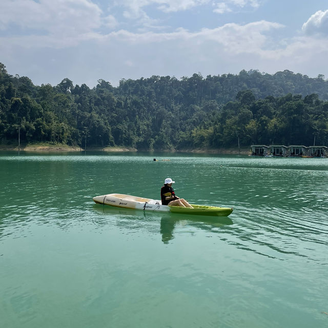 ที่พักเขื่อนเชี่ยวหลาน เล่นน้ำจอยๆ ที่แพภูผาวารี