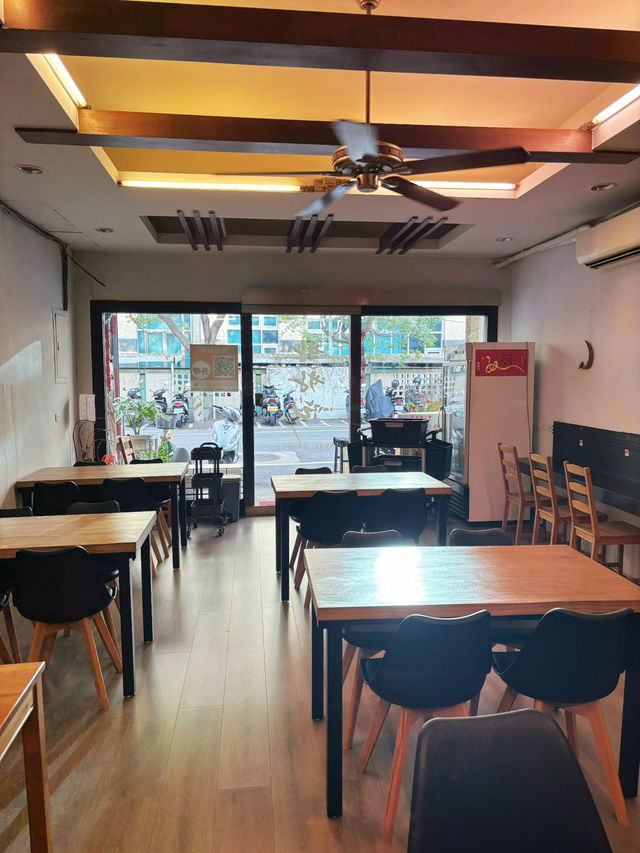 好好吃共享空間｜竹北博愛街的療癒系便當店，用手撕雞與油飯盛裝一頓好日子