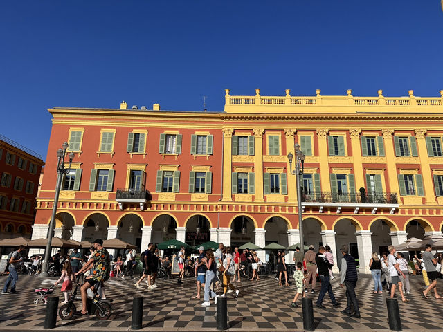 【マセナ広場（Place Masséna）｜ニースの“心臓”が揺れるモザイク広場】