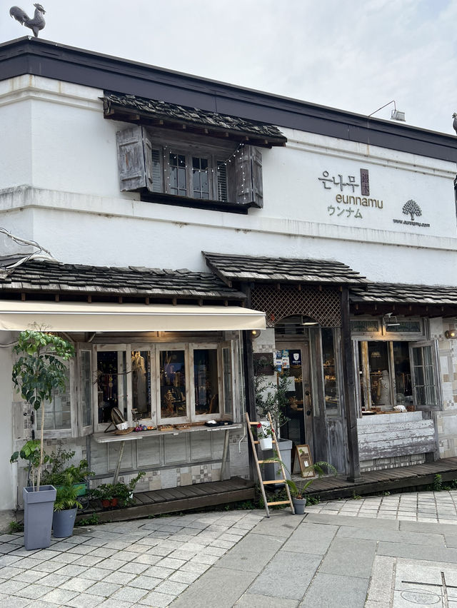 북촌길을 함께 걷고 인사동에서 기념품도 사고 함께해요