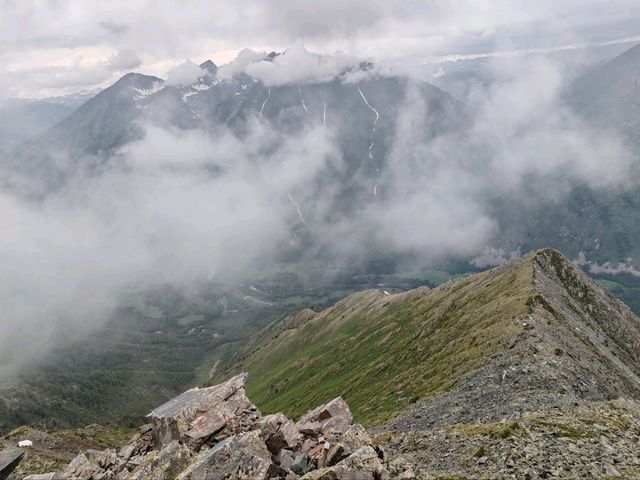 Above the Clouds: Breathing the Summit of Yunxiao Peak