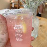 Donghouse Khaoyai — คาเฟ่ขาวคลีน โอบล้อมด้วยขุนเขา