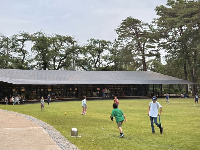 MUFG PARK Library – Tokyo’s Forest Bookshelf Retreat