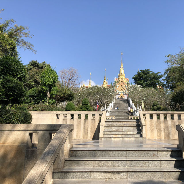 พระมหาธาตุเจดีย์ภักดีประกาศ เช็คอินคู่ทะเลบ้านกรูด