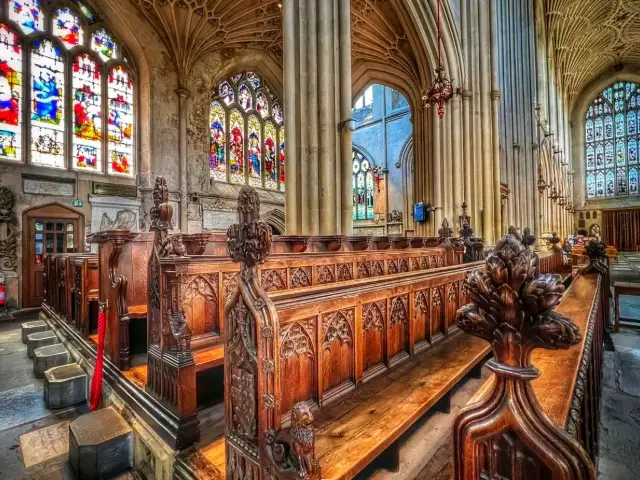 도심 한가운데 자리한 고딕 양식의 걸작, 배스 대성당