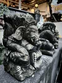 《峇里島石刻與綠苔｜從旱季到原居民的眼神——在堅硬與柔軟之間，看見認命而樂天的生命哲學》