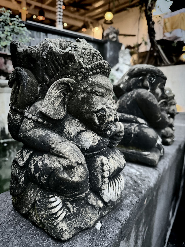 《峇里島石刻與綠苔｜從旱季到原居民的眼神——在堅硬與柔軟之間，看見認命而樂天的生命哲學》