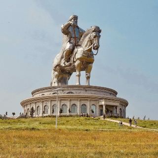 矗立高聳：成吉思汗雕像群