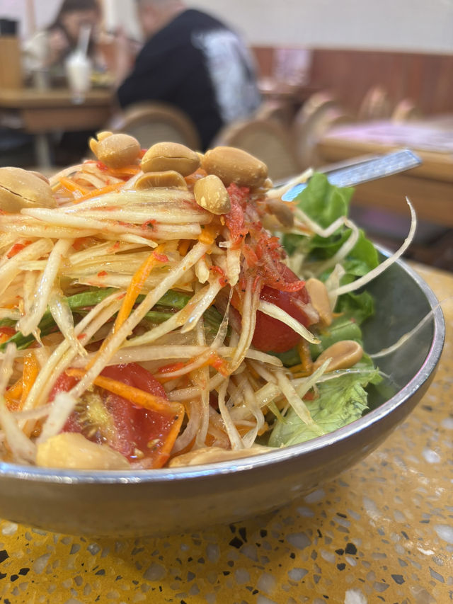 🌶️ 屯門泰料黑馬！「燒豬頸肉+炸蝦餅」封神組合～海南雞鮮嫩到犯規！
