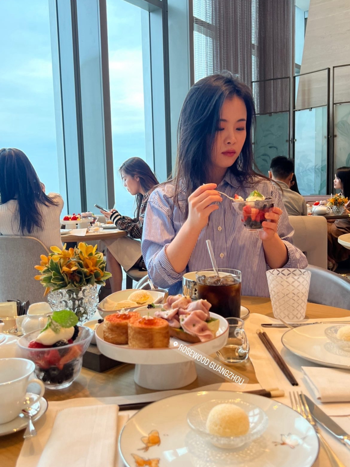 📍Address: 6 Zhujiang East Road, Tianhe District,
Guangzhou, Guangdong Province, China
⏰Afternoon Tea Service Hours: Daily 1:30 PM - 6:30 PM
⭐️Reservations required; menus and prices may vary depending on the season!

Planning a trip to Guangzhou? Be sure to visit the Butterfly Lounge at Rosewood Guangzhou, where you can enjoy breathtaking views of the Guangzhou Tower both day and night! Located on the 95th floor of the Rosewood Guangzhou hotel, it offers panoramic views of Guangzhou! Enjoy a delicious afternoon tea and take in countless photos at this hot spot! Reservations are usually required, and after choosing a tea or coffee, you can enjoy a variety of finger foods, scones with jam, desserts, cakes, and pastries. Book the last available time slot to experience Guangzhou both day and night! I highly recommend this place for anyone traveling to Guangzhou!

#IndoorDate #Guangzhou #GuangzhouTravel #GuangzhouHotPlaces #GuangzhouCafe #GuangzhouNightView #GuangzhouTower #GuangzhouRestaurants #TravelPlan #OverseasTravel #ChinaTravel #EmotionalCafe