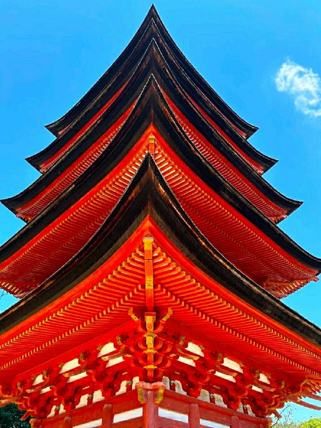 HOKOKUJINJA SENJOKAKU PAVILION.