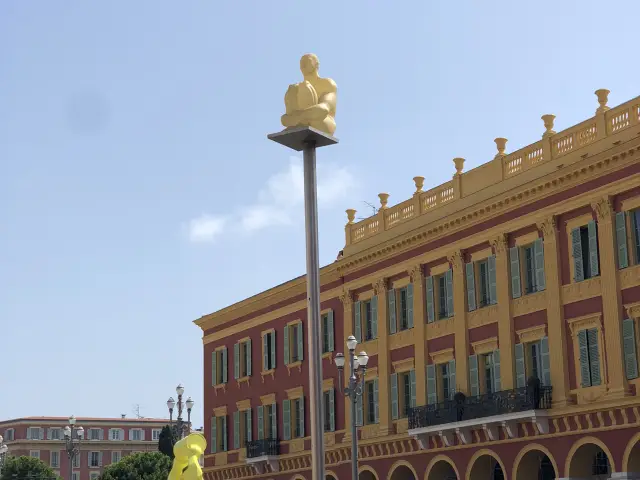 Энергия на площади Массена в Ницце