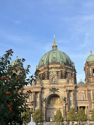 🇩🇪✈️ มุ่งหน้าสู่เบอร์ลิน เมืองที่ประวัติศาสตร์และศิลปะมาบรรจบกัน! การเดินทางที่สวยงามและน่าประทับใจผ่านประเทศเยอรมนี 🏛️☕️