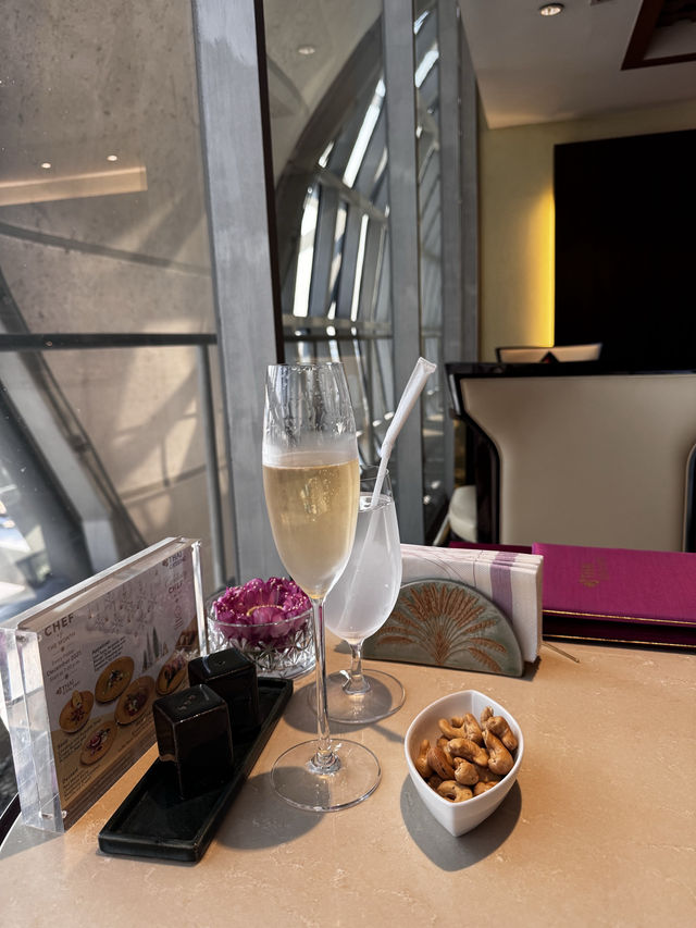 👑 รีวิว Royal First Lounge การบินไทย สนามบินสุวรรณภูมิ — อย่าพลาดเด็ดขาด อาหารบริการดีสุดๆ😁
