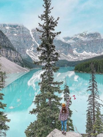 カナダを代表する景色】エメラルドグリーンに輝く湖の絶景 | Trip.com