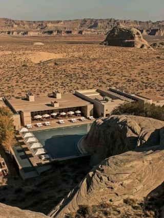 🏜️ 美國猶他州安縵吉里度假村

🇺🇸 安縵吉里度假村是世界上最具特色的豪華度假村之一,其極簡主義設計與美國猶他州的沙漠景觀完美融合。度假村隱匿於雄偉的砂岩峭壁和天然山谷之間,宛如一處靜謐的世外桃源,為您打造真正的寧靜。

✨ 安縵吉里度假村的建築設計旨在“融入自然”,採用沙色調、潔淨的混凝土和簡潔的線條,使建築與周圍的山脈完美融合。這是一種不張揚的奢華,而是深邃而寧靜的體驗。

🛏️ 套房寬敞明亮,極致簡約奢華,每間套房均可飽覽一覽無餘的沙漠美景。套房內配有舒適的床鋪、簡約寧靜的休憩區,以及極致的私密空間。

🌄 一大亮點是令人嘆為觀止的日出日落美景,砂岩山谷的色彩隨著光線變化而變幻,從金橙色到深紫色,營造出一種靜謐而震撼的氛圍。

🍽️ 度假村的餐飲以現代西式精緻料理為特色,選用優質食材,提供健康菜餚,並以藝術化的擺盤呈現。賓客可在寧靜的環境中,一邊欣賞廣闊的沙漠風光,一邊享用美食。

🛁 浴室主要採用天然石材,配備大型浴缸和半露天淋浴,即使在私人空間也能與自然完美融合。

🏜️ 安縵吉里度假村的亮點包括:探索峽谷的自然風光、參加峽谷之旅、騎馬以及前往附近的羚羊峽谷和紀念碑谷的觀光之旅。

📍 附近景點:• 大階梯-埃斯卡蘭特國家紀念碑 • 羚羊峽谷 • 馬蹄灣 • 鮑威爾湖 • 紀念碑谷 • 沙漠狹縫峽谷 • 猶他州紅岩步道

💎 安縵吉里酒店完美詮釋了「靜謐奢華」。它不追求炫耀式的富麗堂皇,而是巧妙地運用寧靜、廣闊和自然的壯麗,打造出世界上最深刻、最震撼的體驗之一。

#安縵吉里 #猶他州奢華 #沙漠度假村 #豪華酒店 #極簡奢華 #必去酒店 #五星級度假村 #奢華旅行 #世界級住宿 #靜謐奢華