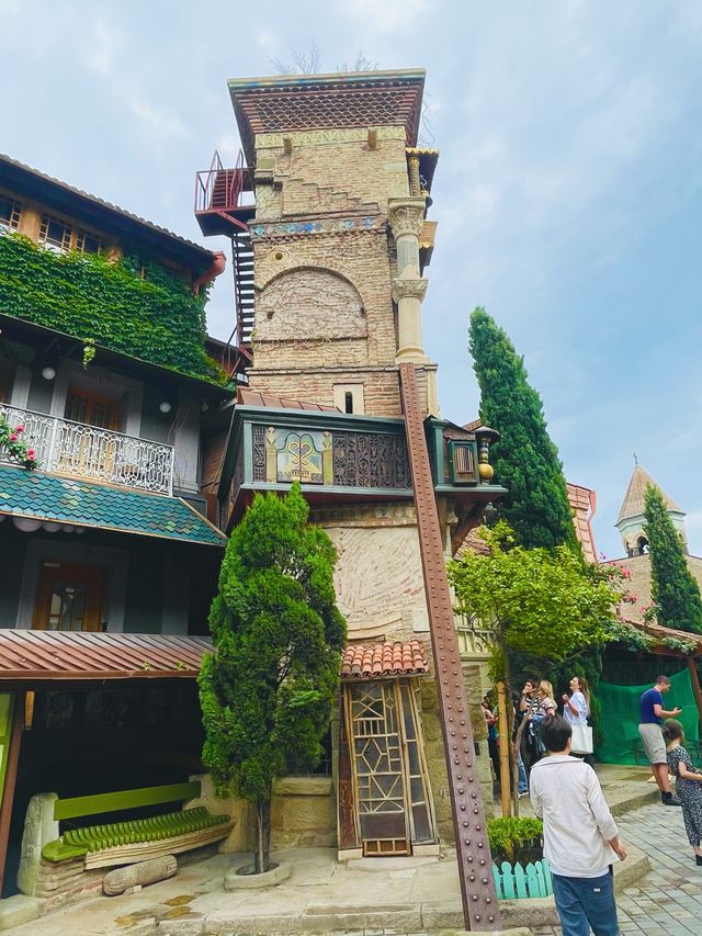 【ジョージア🇬🇪/傾いたレトロな時計台】