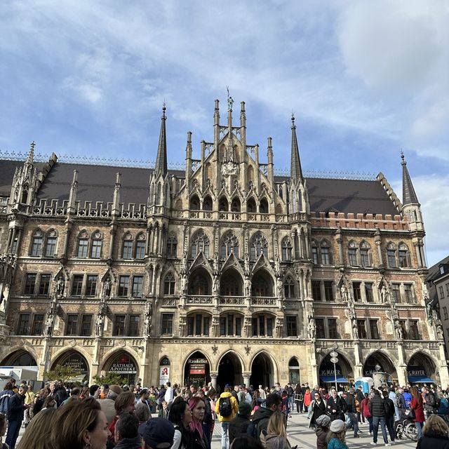 A clock tower that re-enacts Munich history!