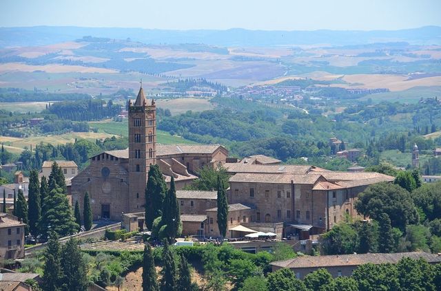 Siena's Tuscan Tapestry 🍇