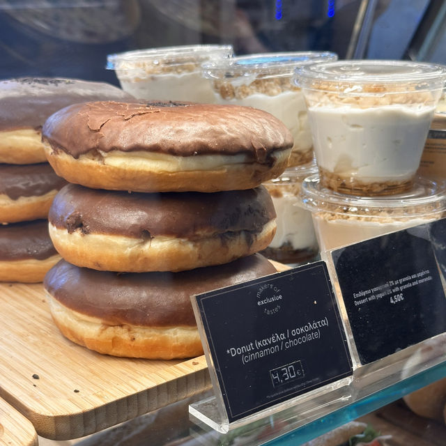 Grab a freshly baked bite here! 🇬🇷