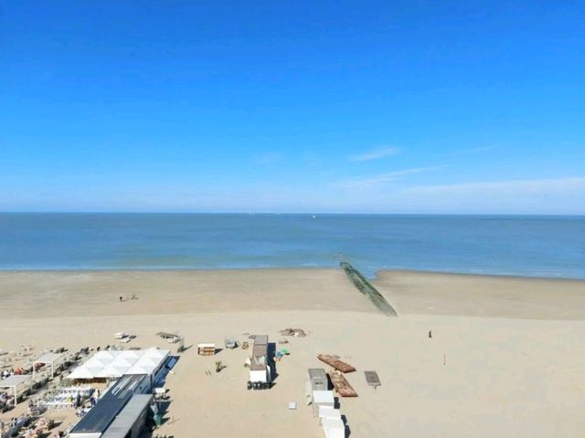 โรงแรมสวยติดชายหาดวิวทะเลแจ่มๆ