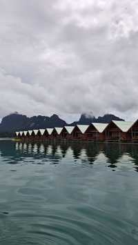 Stay in a Floating Bungalow in Thailand – Nature, Tranquility & Tips 🛶🌿
