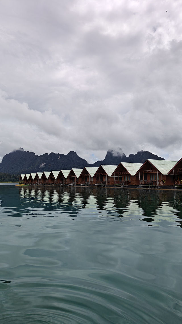 Stay in a Floating Bungalow in Thailand – Nature, Tranquility & Tips 🛶🌿